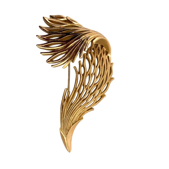 Vintage Trifari Folded Feather/Leaf Brooch Pin - Picture 2 of 8